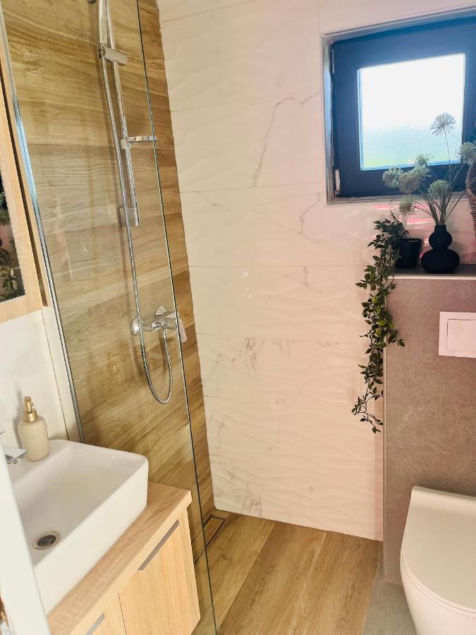Kuca Za Odmor Malia: Spa Retreat with City Attraction Perks Thurdevac Exterior photo